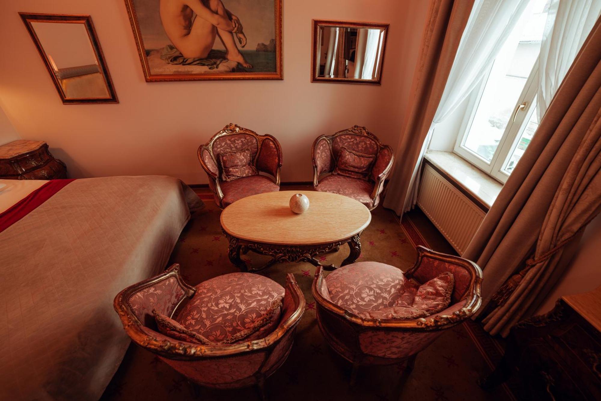Hotel Ambasada Boleslawiec โบเลสวาเวียส ภายนอก รูปภาพ